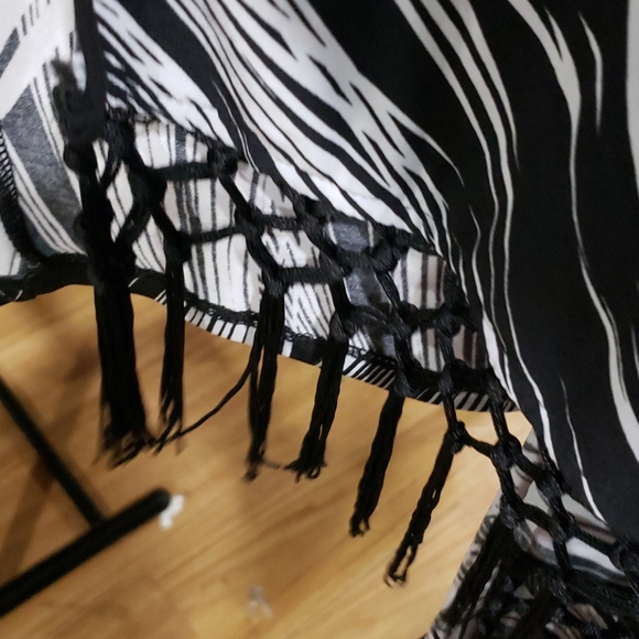 Black and white vest - Picture 3 of 4